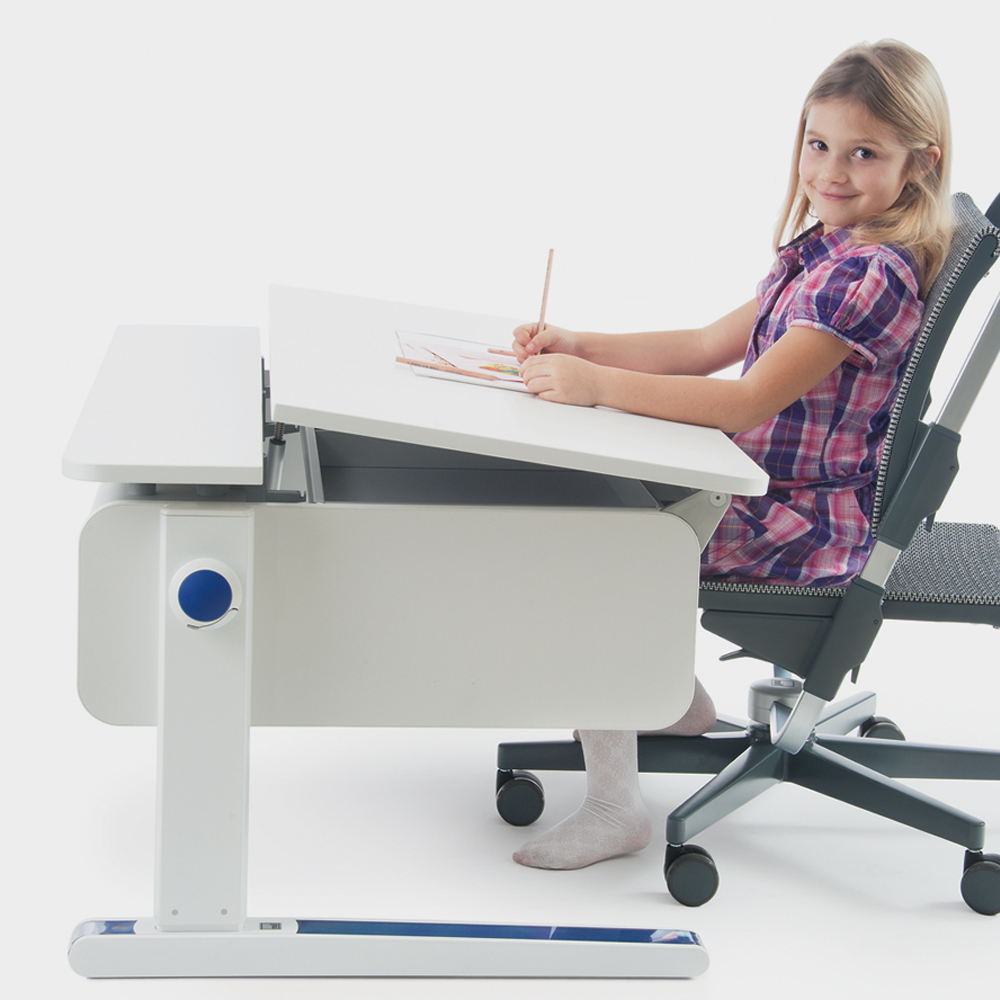 Ребенок за письменным столом